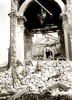 Carabinieri all'esterno della Chiesa di Gallio distrutta dai bombardamenti